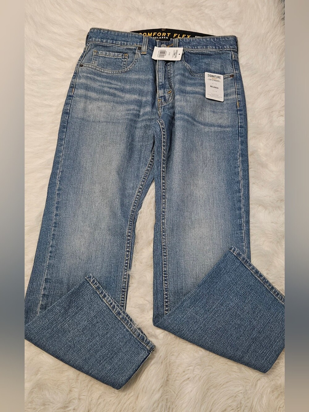 Signature Levi's Men's Relaxed Jeans in Light Blue Comfort Flex